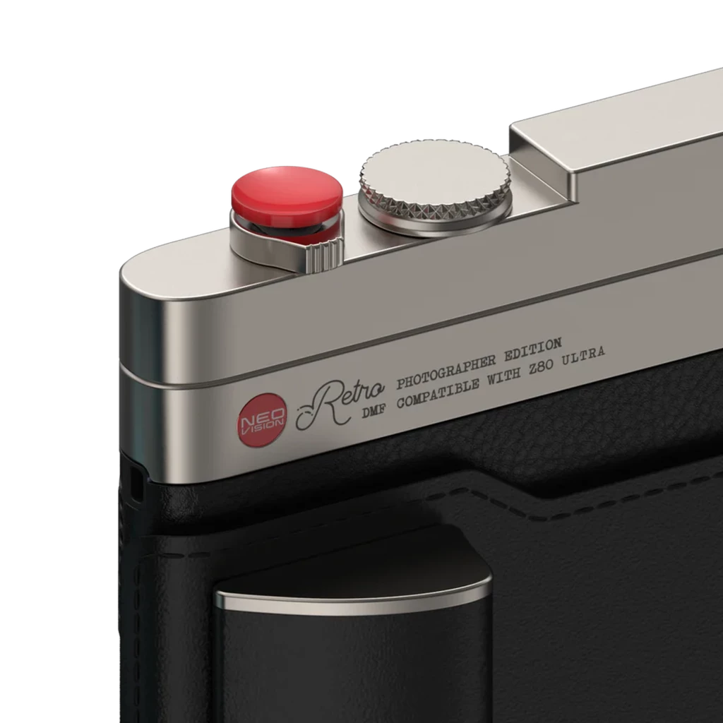 Nubia Z80 Ultra Mobile Kit de fotografía Retro: módulo con acabado metálico, botón rojo de disparo, dial plateado estriado y cuerpo de cuero negro elegante