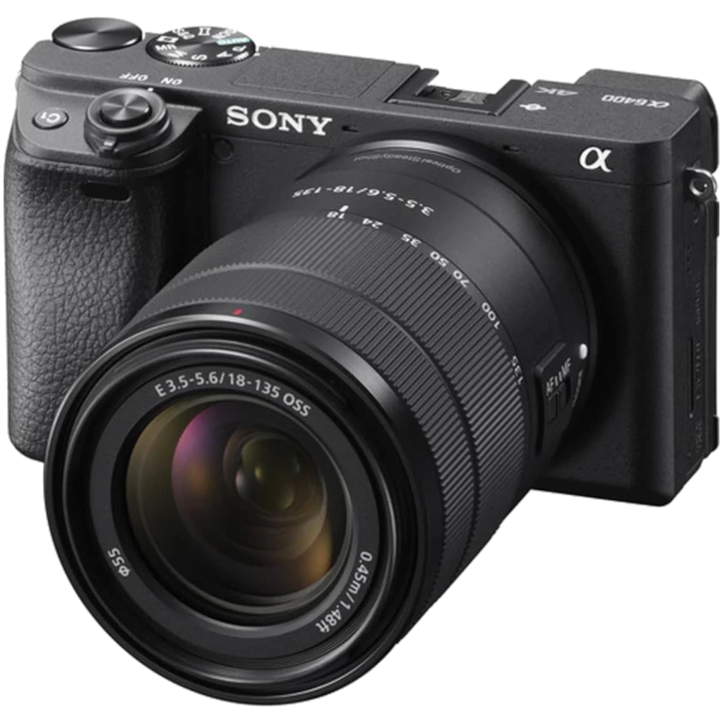 Appareil photo hybride Sony Alpha ILCE-6400AM noir, boîtier compact avec poignée texturée et objectif zoom 18-135mm monté, bague et repères visibles