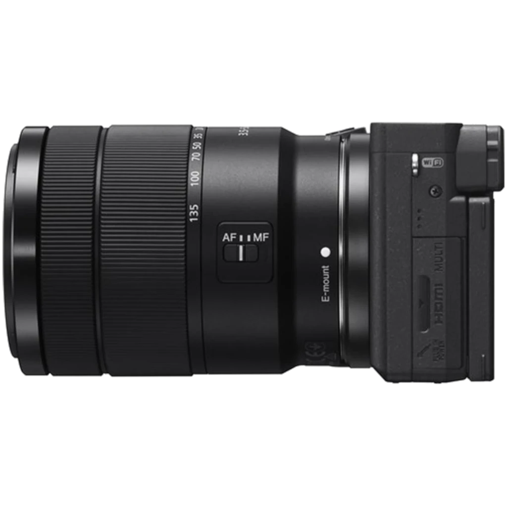 Objectif zoom 18‑135 mm E‑mount noir avec bague de zoom crantée, commutateur AF/MF et marquages 18 à 135, monté sur boîtier compact Sony Alpha