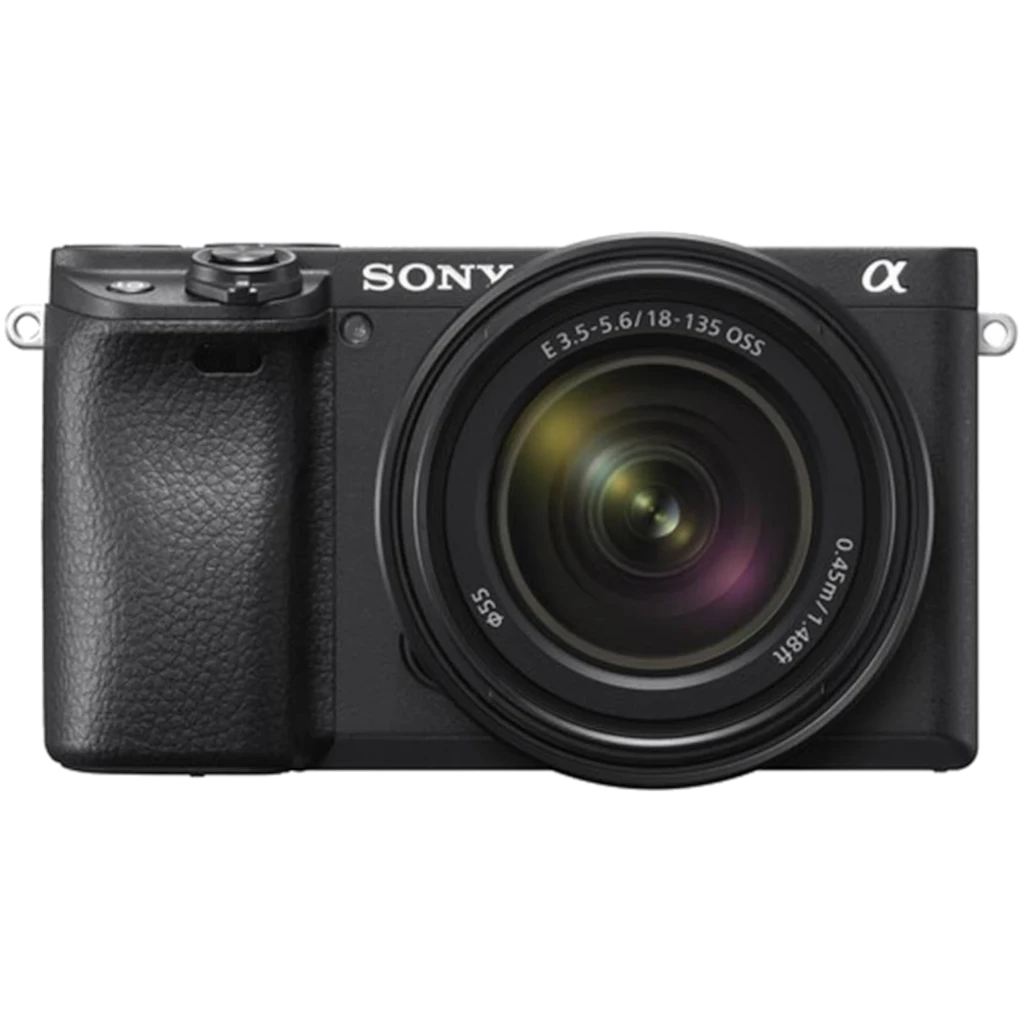 Sony Alpha ILCE-6400AM APS-C 24,2 MP en noir, boîtier compact avec grand objectif 18-135 mm OSS, poignée texturée, monture E visible et écran rabattable