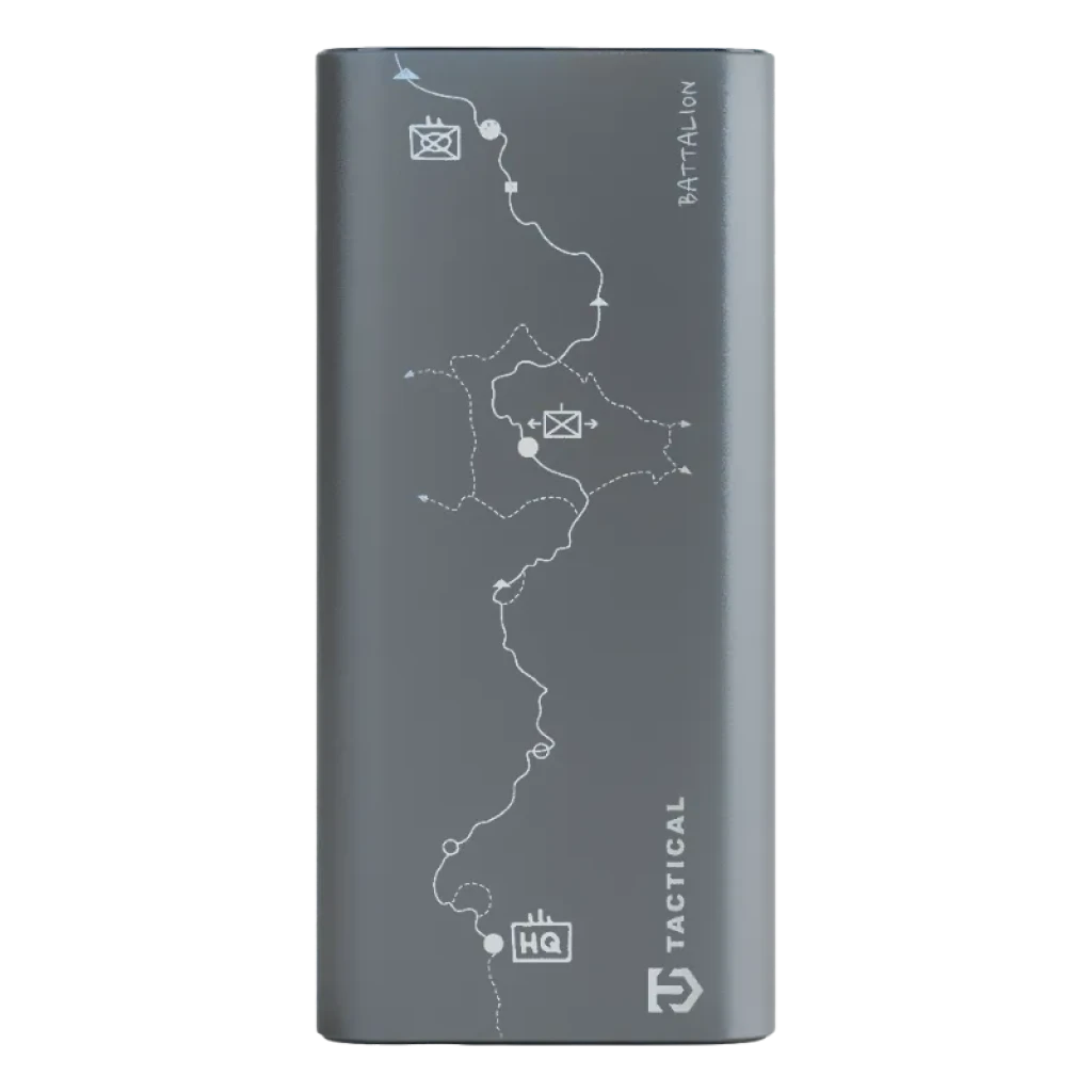Tactical Squad Battalion 65W 20000mAh Powerbank, boîtier gris mat avec motifs de carte tactique, icônes HQ et lignes de trajet, format rectangulaire compact