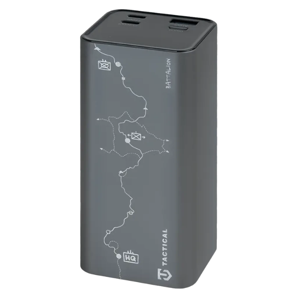 Powerbank Tactical Squad Battalion 65W 20000mAh en gris, diseño con mapa táctico, dos puertos USB-C y un USB-A en la parte superior, cuerpo compacto y robusto