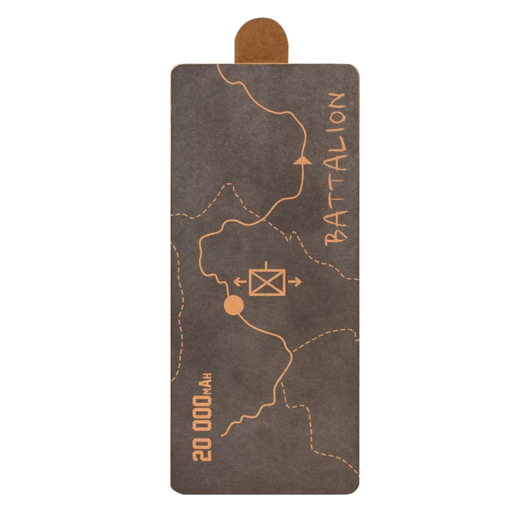 Powerbank Tactical Squad Battalion 65W 20000mAh con diseño táctico en mapa grabado, acabado mate gris, etiqueta superior marrón y marca 20 000mAh visible