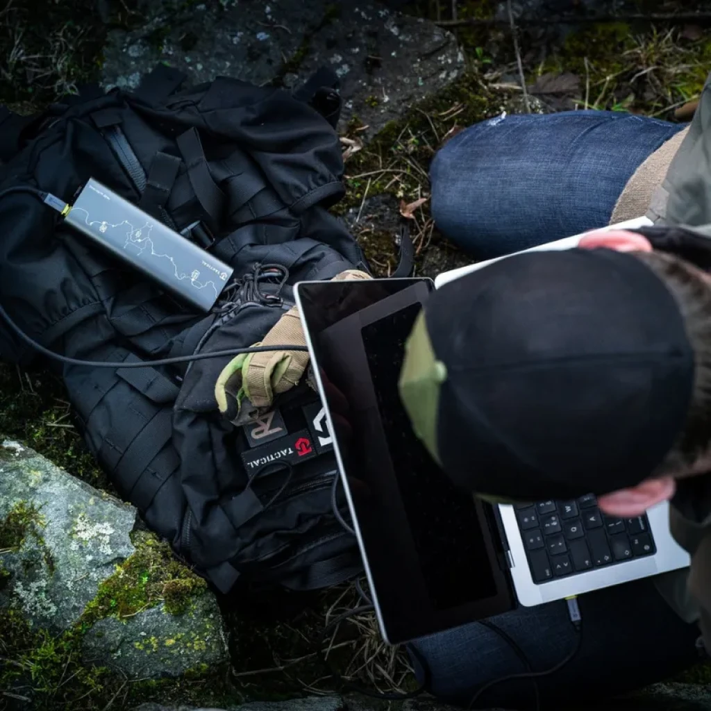 Batería Tactical de 27000mAh cargando un portátil