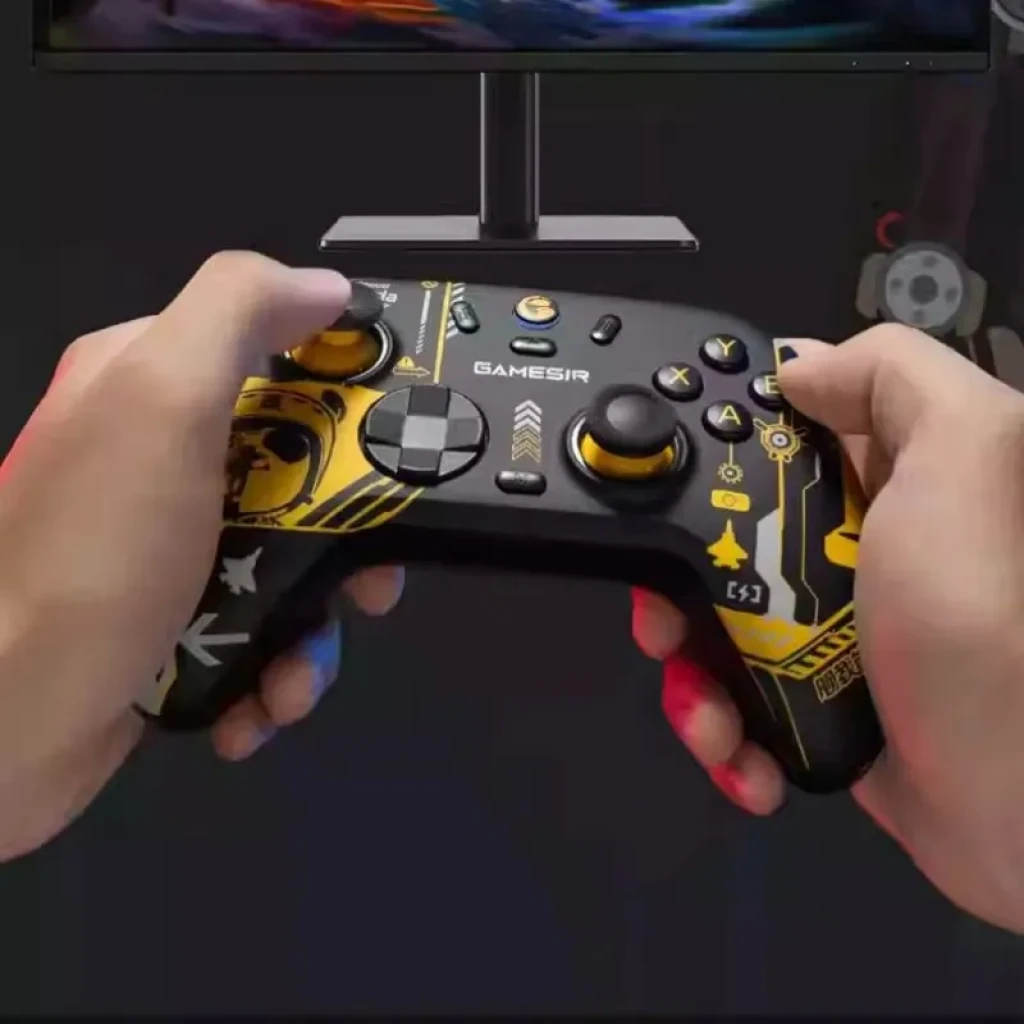 GameSir Nova 2 Lite Panda Edition, gamepad negro con detalles dorados y panda, joysticks amarillos, cruceta metálica, botones ABXY y gatillos ergonómicos