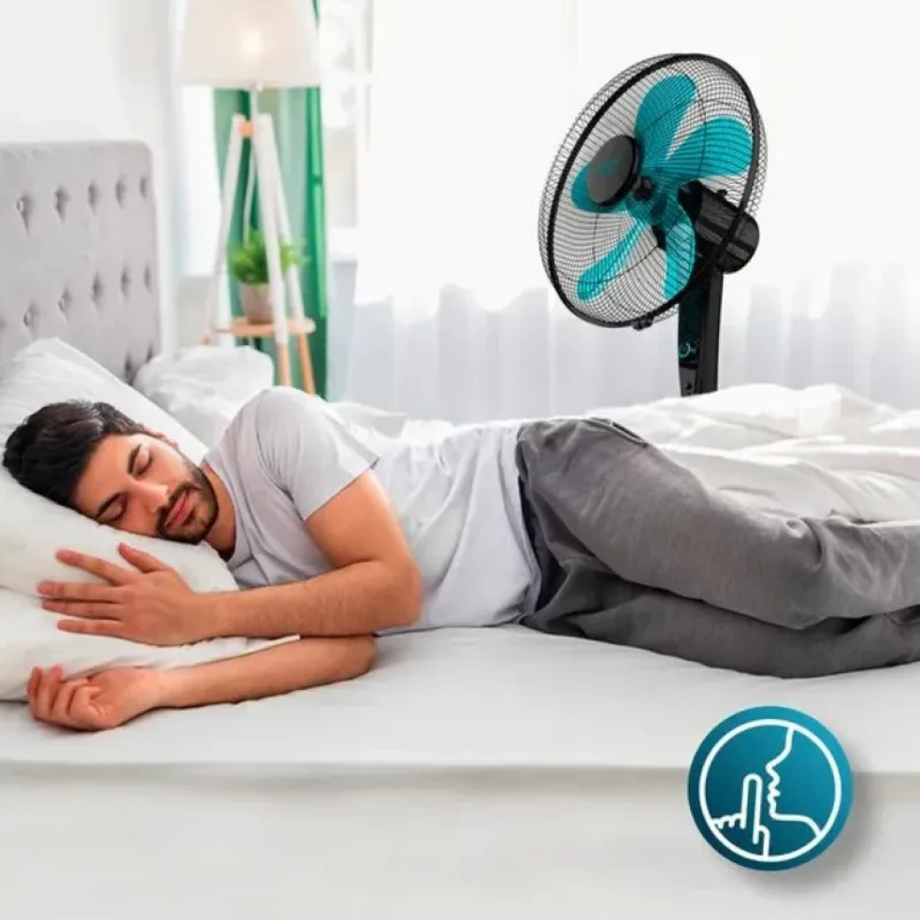 Ventilador de pie negro 50W con aspas turquesa, rejilla protectora y altura ajustable; diseño silencioso ideal para dormitorio y descanso
