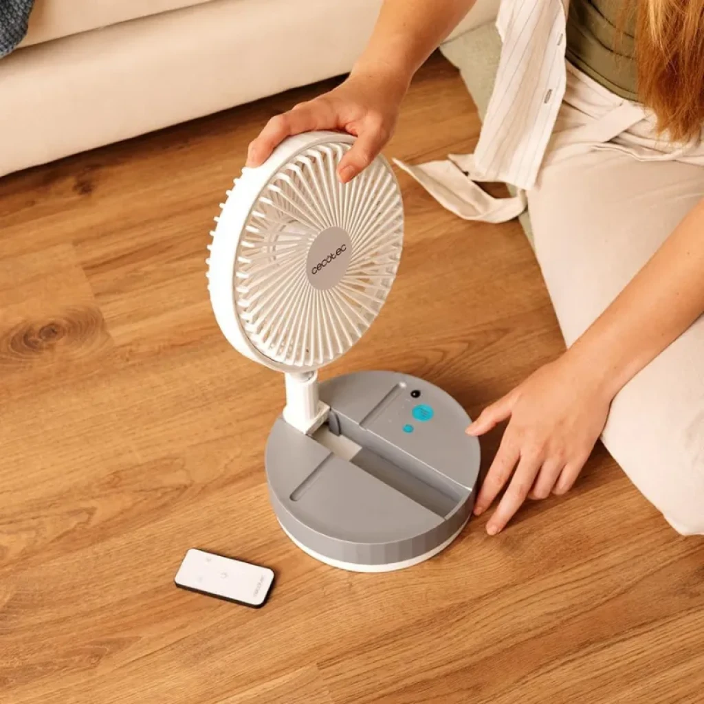 Ventilador plegable de pie Cecotec EnergySilence 800 FoldAir, base circular gris con controles azules, cabezal blanco ajustable y mando a distancia incluido