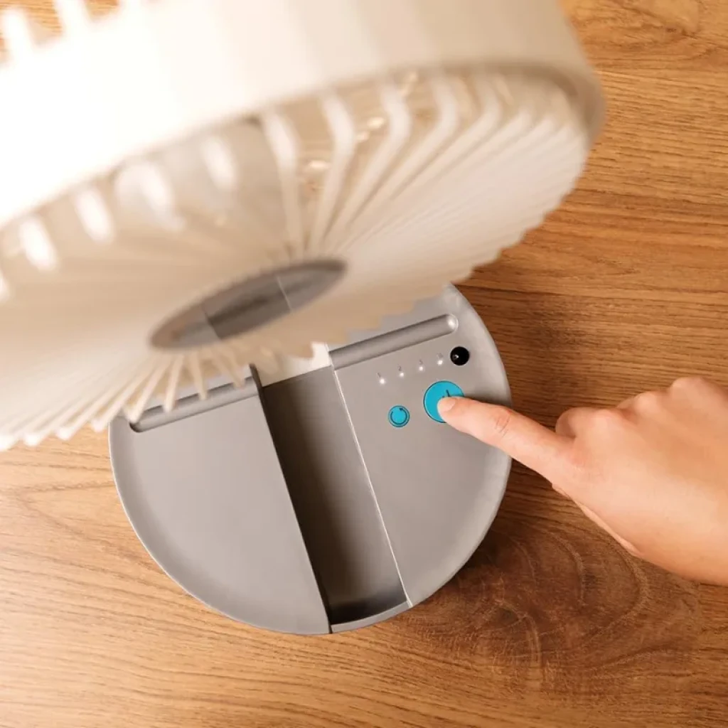 Detalle del panel táctil LED del ventilador Cecotec FoldAir