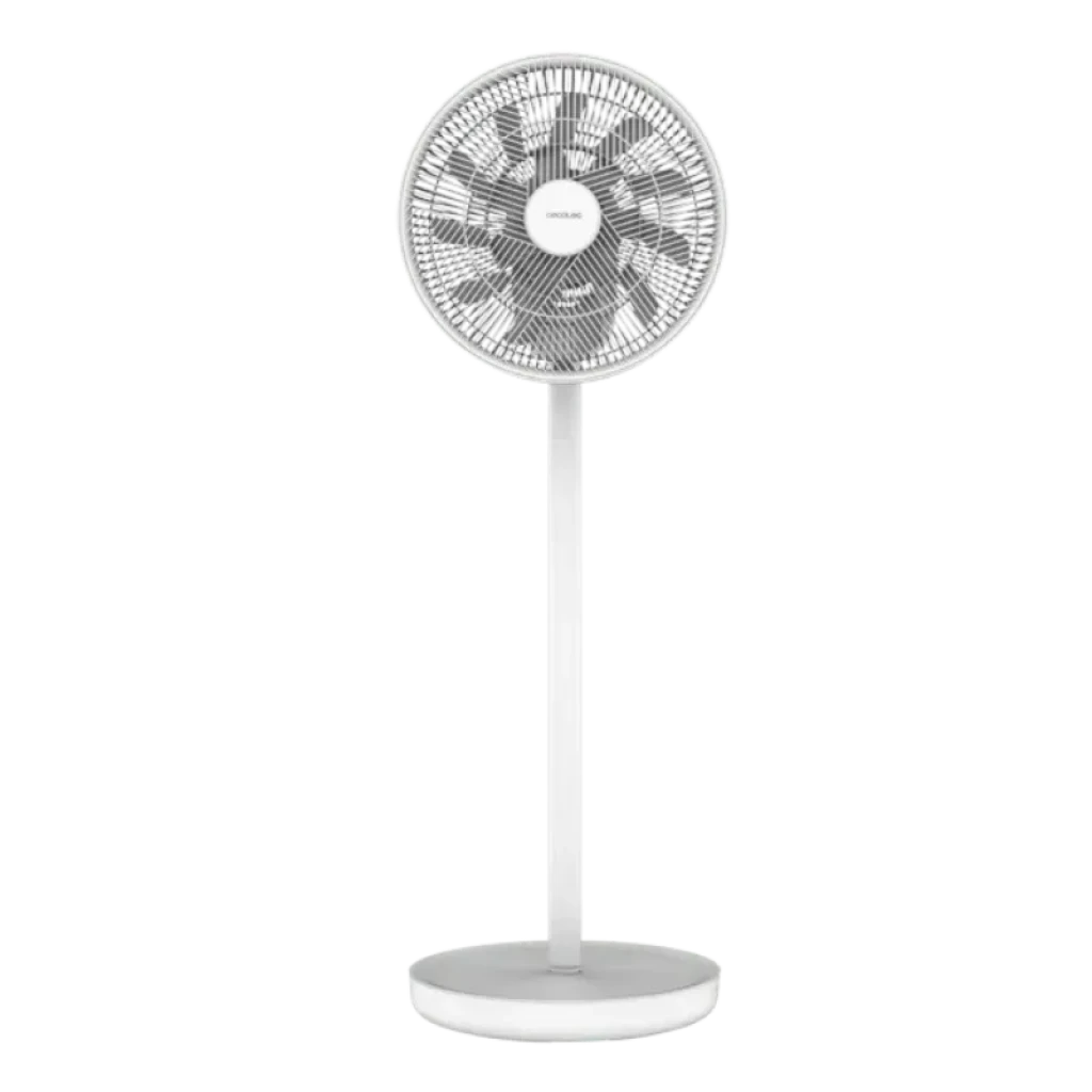 Ventilador de pie blanco con rejilla circular y base redonda estable. Cabezal amplio, aspas grises y mástil alto y delgado, diseño minimalista y moderno.