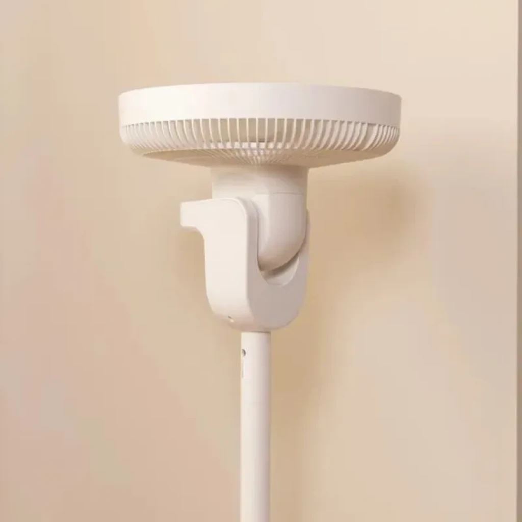 Cabezal circular blanco con rejilla fina y soporte articulado sobre mástil, diseño minimalista del ventilador de pie Cecotec EnergySilence 2600 Sunflower 22W