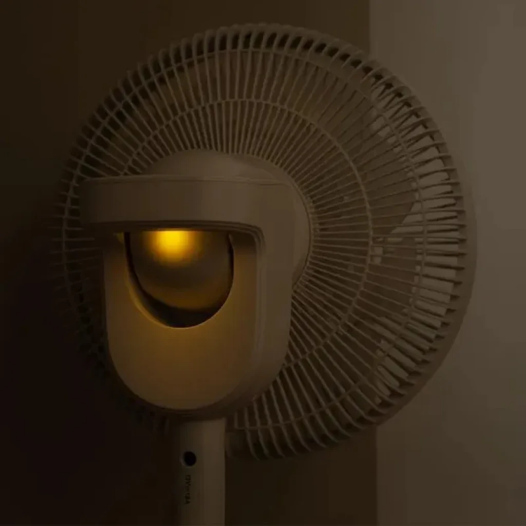 Cabezal de ventilador blanco con rejilla circular y luz cálida central, diseño moderno y silencioso del Cecotec EnergySilence 2600 Sunflower 3 en 1