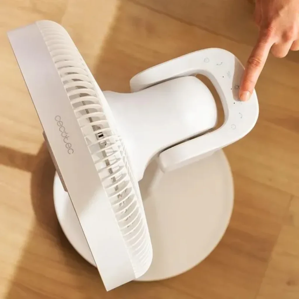 Ventilador de pie blanco con cabezal oscilante, rejilla amplia y panel táctil superior con iconos LED. Diseño compacto y base redonda estable.