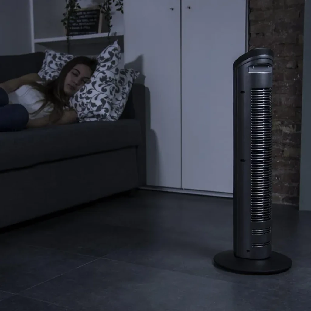 Ventilador Cecotec EnergySilence 890 Skyline ubicado en un dormitorio