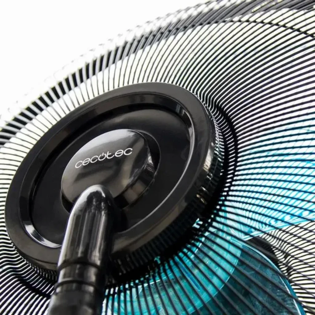 Cecotec EnergySilence 690 Freshessence ventilador con rejilla metálica densa, aspas azules translúcidas y motor central negro de acabado brillante
