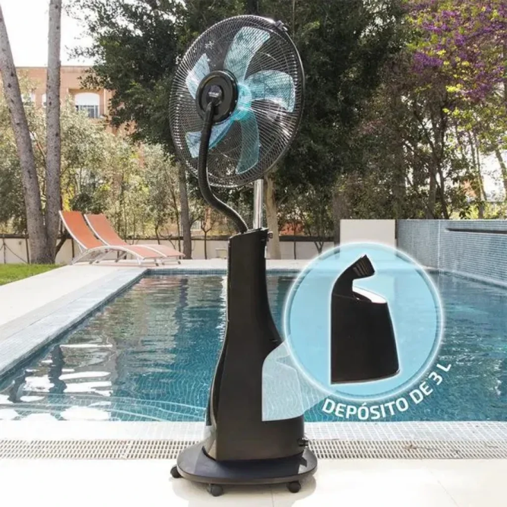 Cecotec EnergySilence 690 FreshEssence: ventilador de pie negro con aspas azules, nebulizador integrado, depósito de 3 L y base con ruedas para exterior