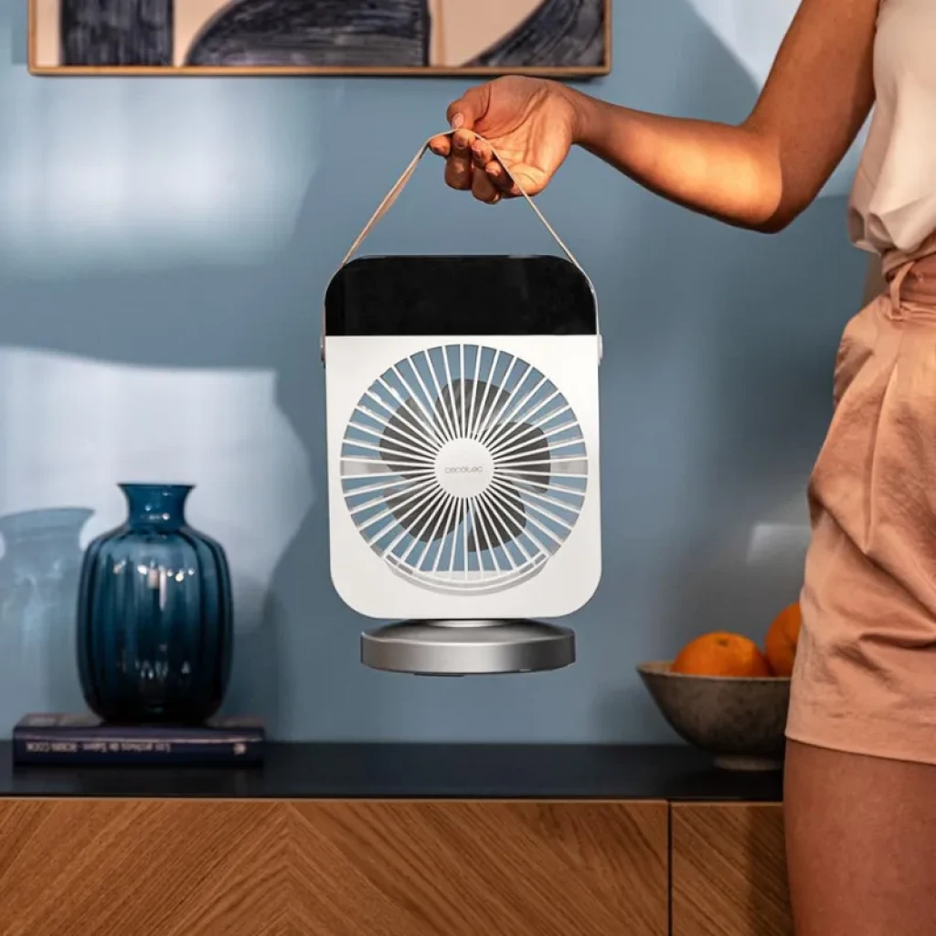 Cecotec EnergySilence 600 DeskChill Smart Rotate, climatizador de sobremesa blanco con asa, rejilla frontal circular y base giratoria compacta y portátil