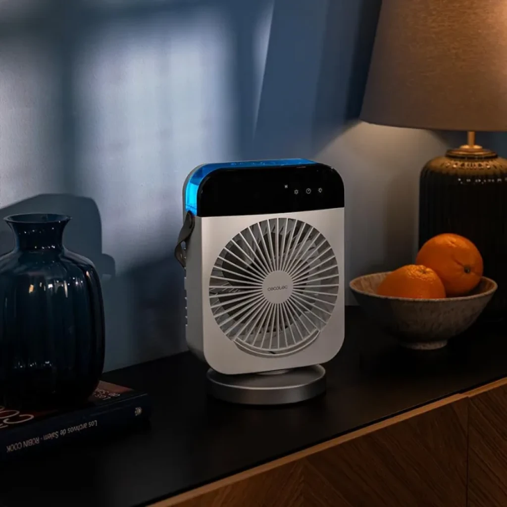 Climatizador de sobremesa compacto blanco y gris con ventilador frontal, luz azul superior, panel táctil y base giratoria, diseño moderno para escritorio