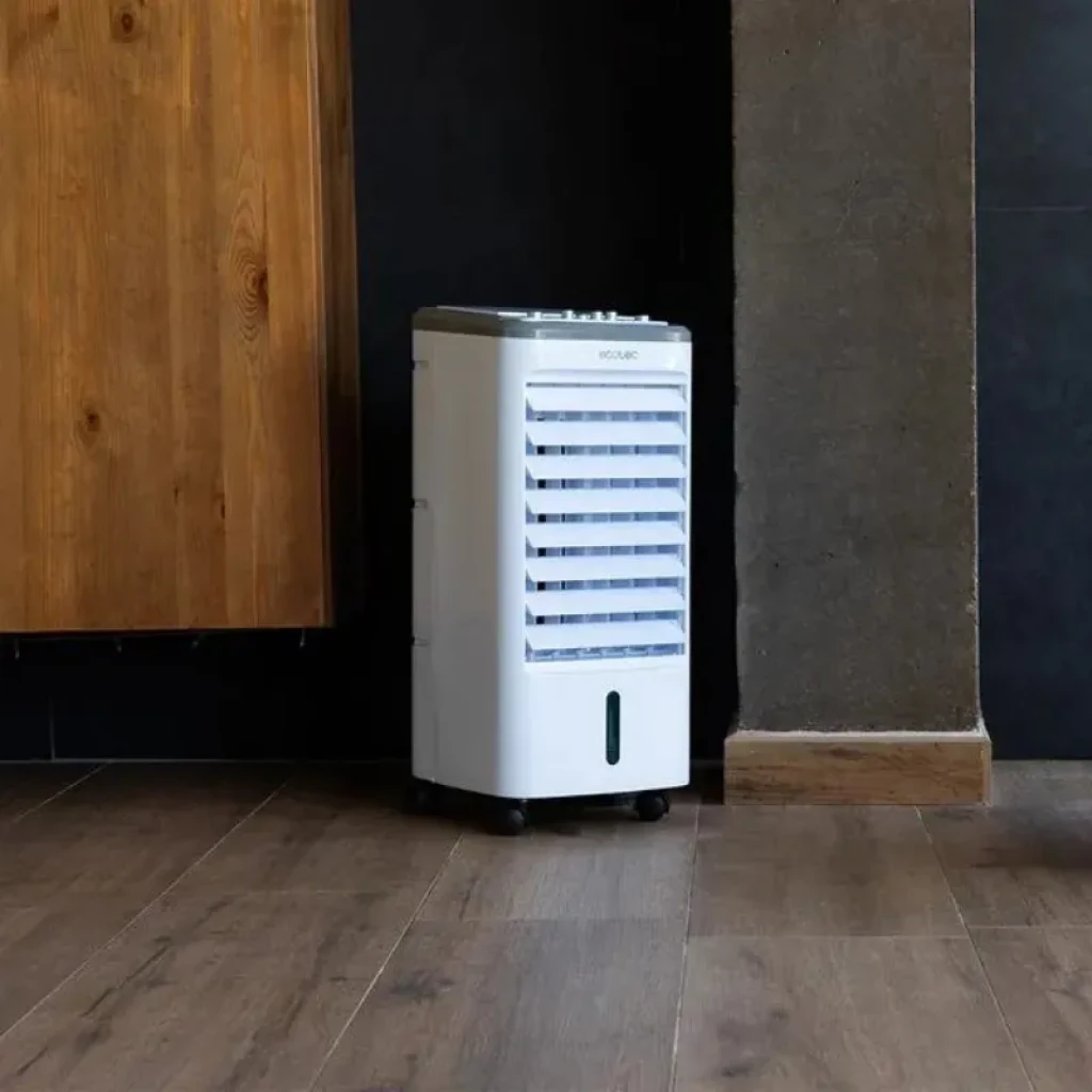 Cecotec EnergySilence 3500 Cool Compact, climatizador evaporativo blanco con lamas frontales, depósito visible, panel superior gris y ruedas para fácil