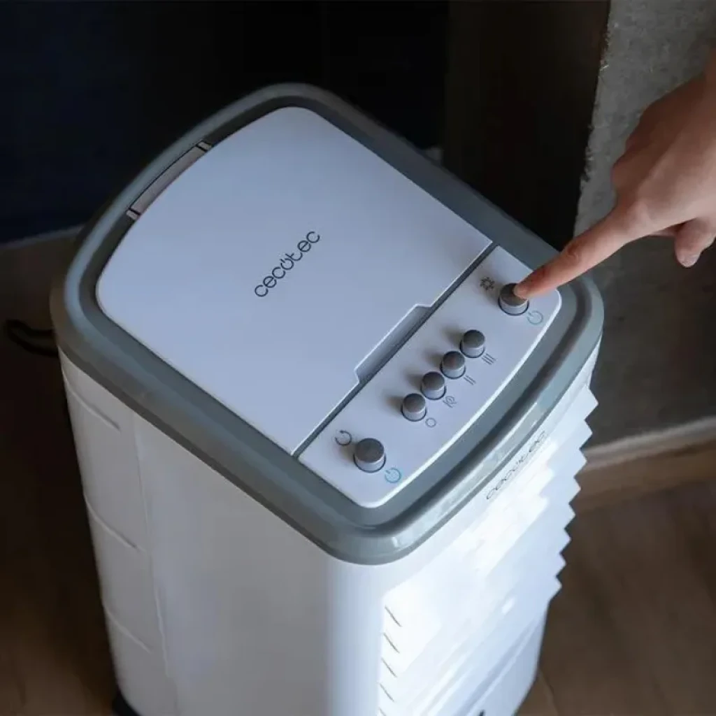 Panel de control superior y acceso al depósito de 3,5 litros del climatizador Cecotec
