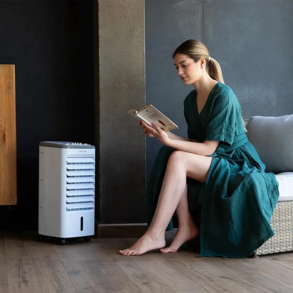 Cecotec EnergySilence 3500 Cool Compact blanco con rejillas frontales ajustables, depósito visible, panel superior, ruedas inferiores y diseño vertical