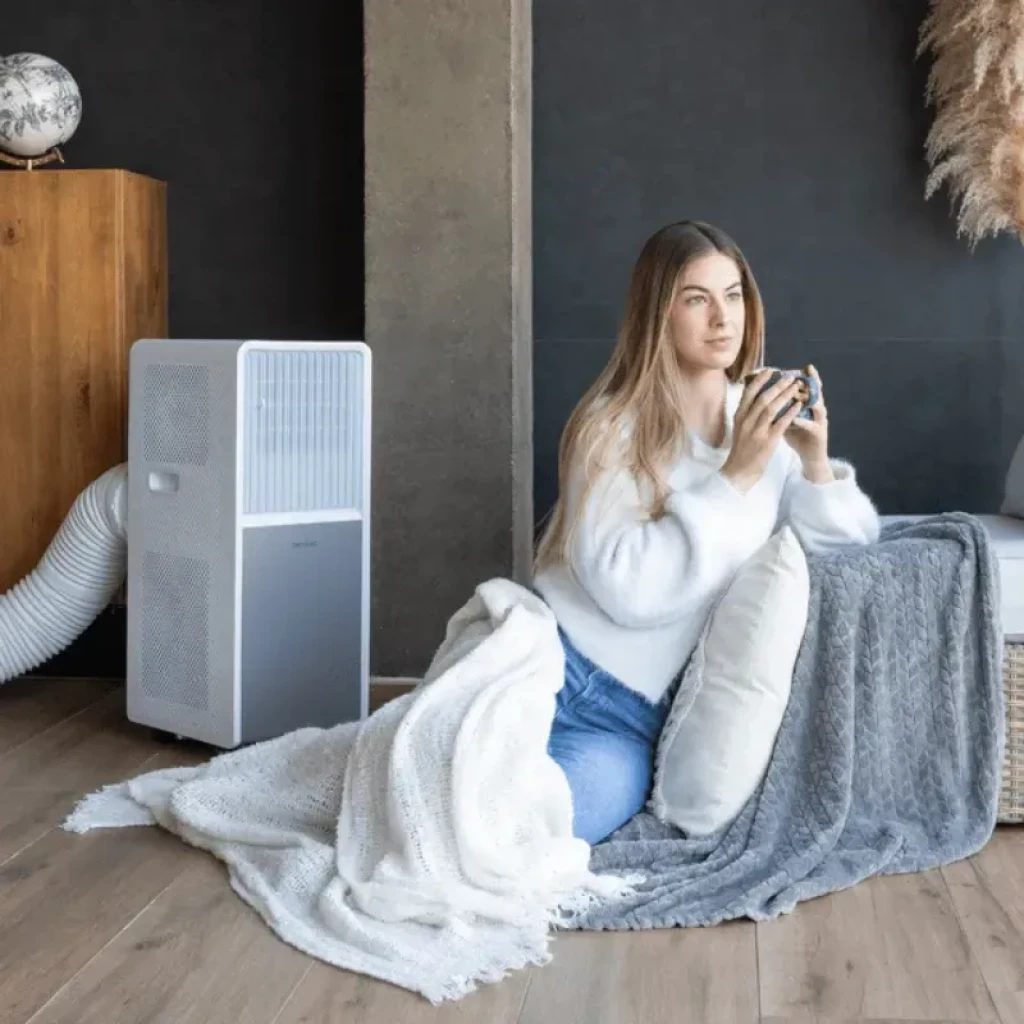 Cecotec ForceClima 9550 Style Heating Connected, aire acondicionado portátil blanco con rejilla frontal, panel lateral perforado y tubo de ventilación
