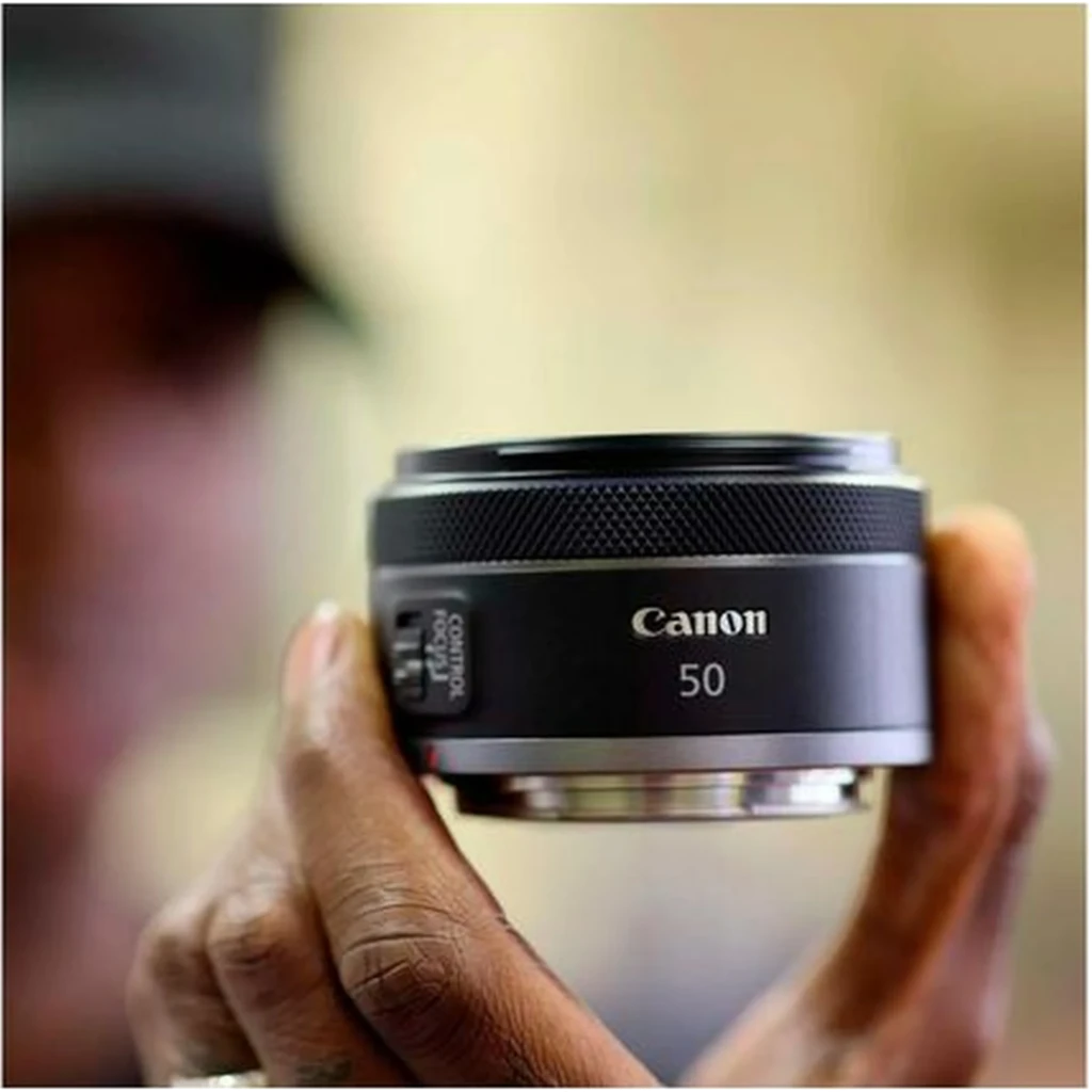 Canon RF 50mm f1.8 STM Montura RF Nativa, lente compacto negro con anillo de enfoque texturizado, inscripción 50 visible y montura metálica brillante