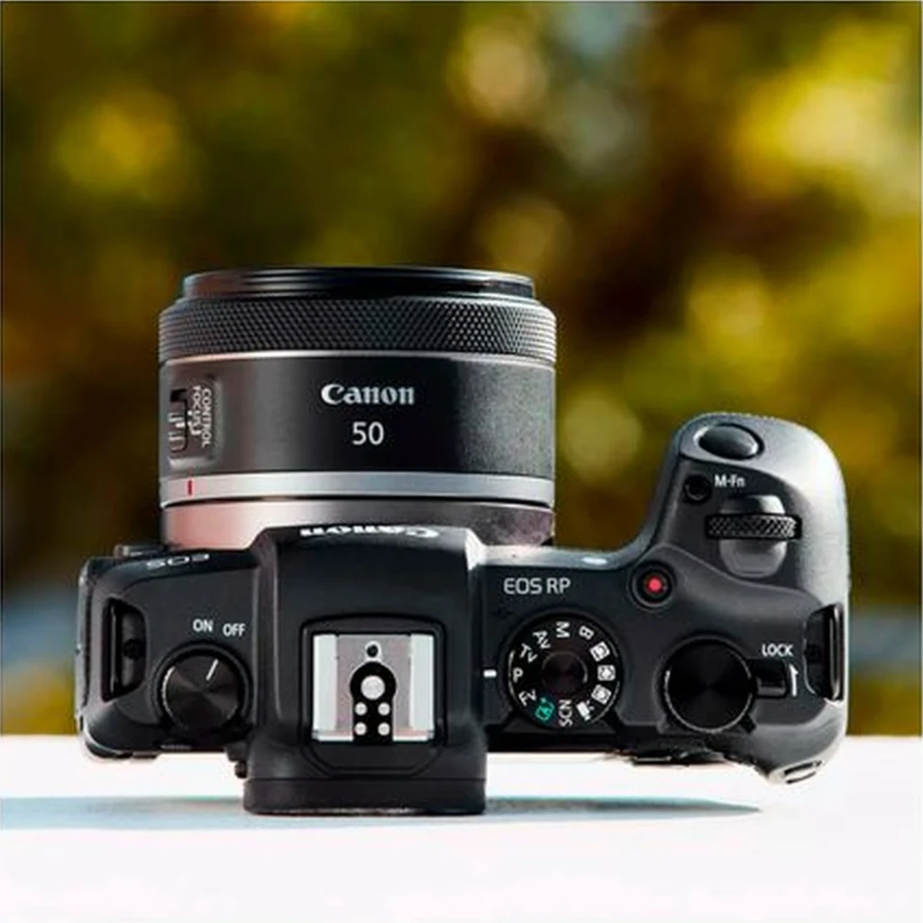 Canon RF 50mm f1.8 STM Montura RF Nativa montado en cámara EOS RP, cuerpo compacto negro, anillo de enfoque texturizado y marcas 50 y Canon visibles