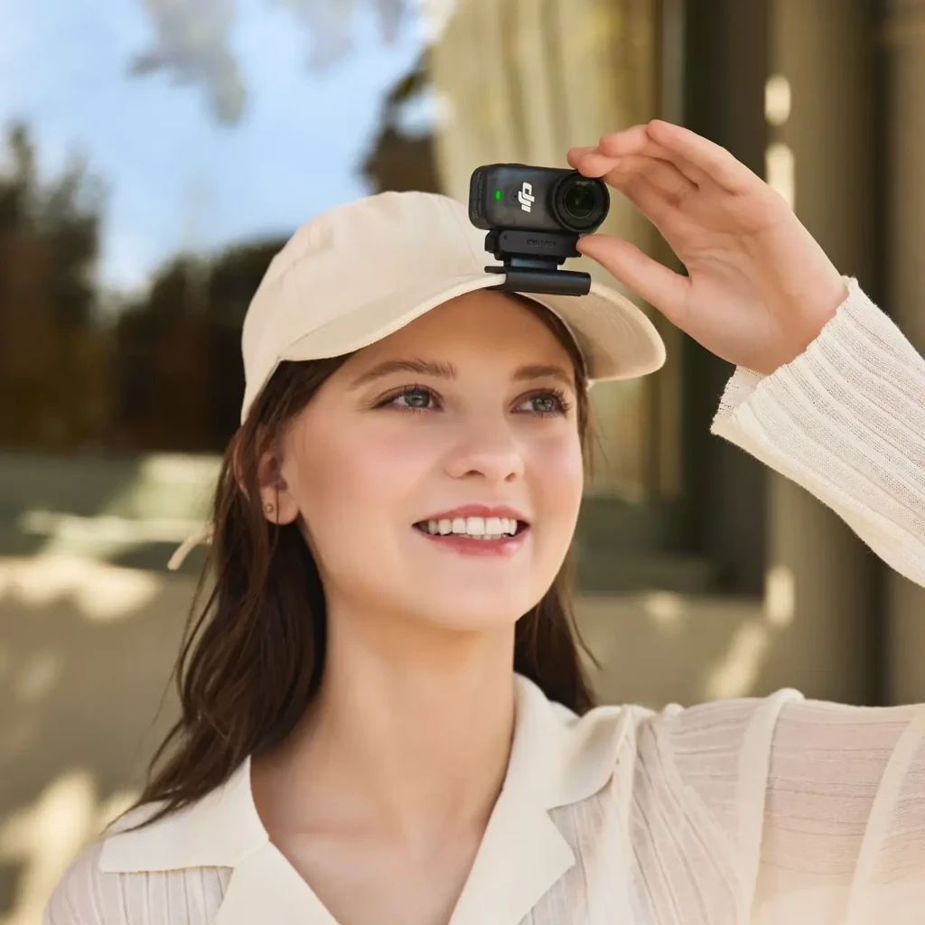 Cámara compacta DJI Osmo Nano en gorra, clip magnético, lente gran angular, pantalla lateral activa, grabación 4K, tarjeta 128GB incluida