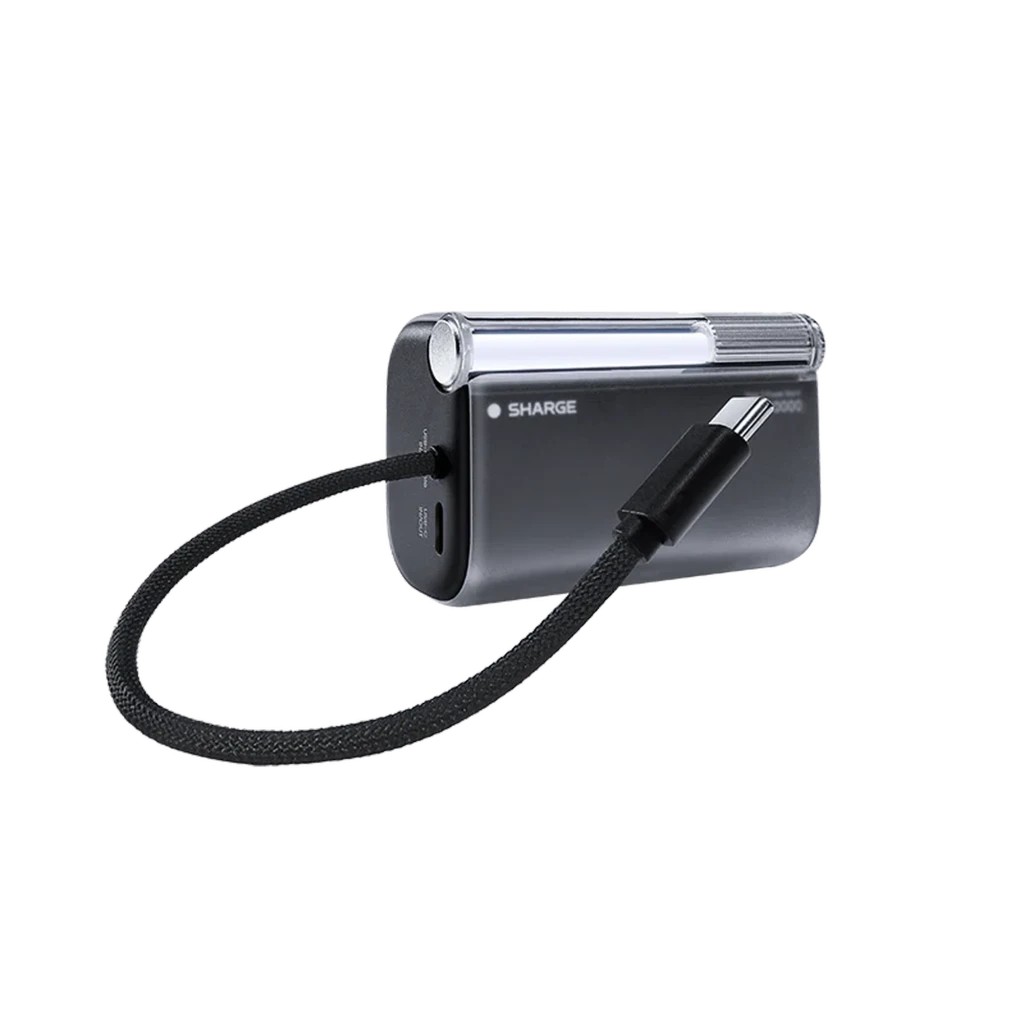Power bank compacto SHARGE Flow 3 45W 10000mAh con cable USB-C trenzado integrado, carcasa gris translúcida, indicador LED y puerto adicional USB-C