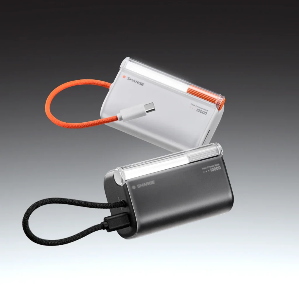 Power bank SHARGE Flow 3 45W 10000mAh con cable USB-C integrado. Diseño compacto, cuerpo en blanco y negro, cables trenzados naranja y negro, indicador LED