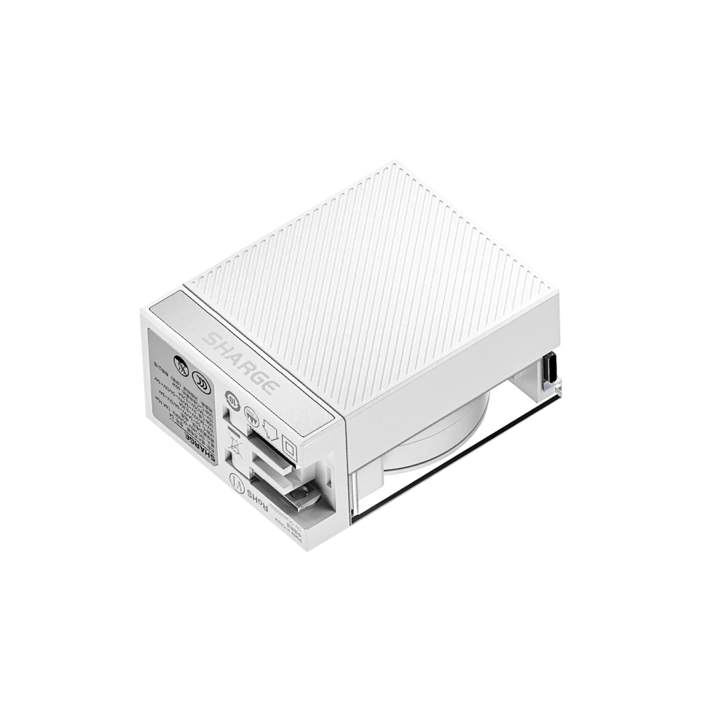 Cargador SHARGE retráctil 65W blanco con carcasa texturizada, cable integrado enrollable, doble puerto USB-C y USB-A, compacto y diseño GaN PD 3.0