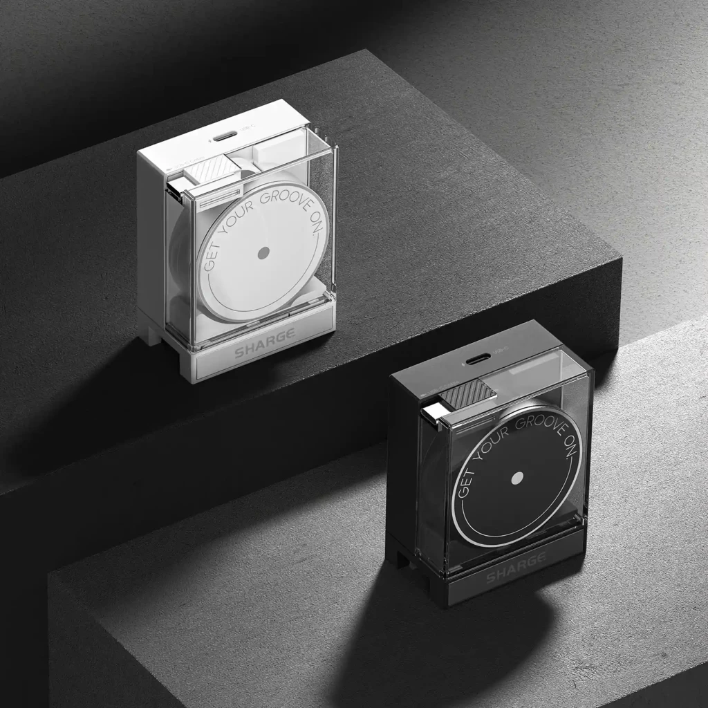 Cargador GaN 65W retráctil SHARGE con cable integrado, diseño transparente minimalista en negro y blanco, puertos USB-C duales y mensaje Get Your Groove On