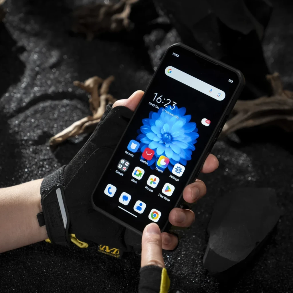 Oukitel WP66 5G negro robusto con marco reforzado, pantalla táctil activa, guantes táctiles, interfaz Android con apps visibles y diseño antideslizante