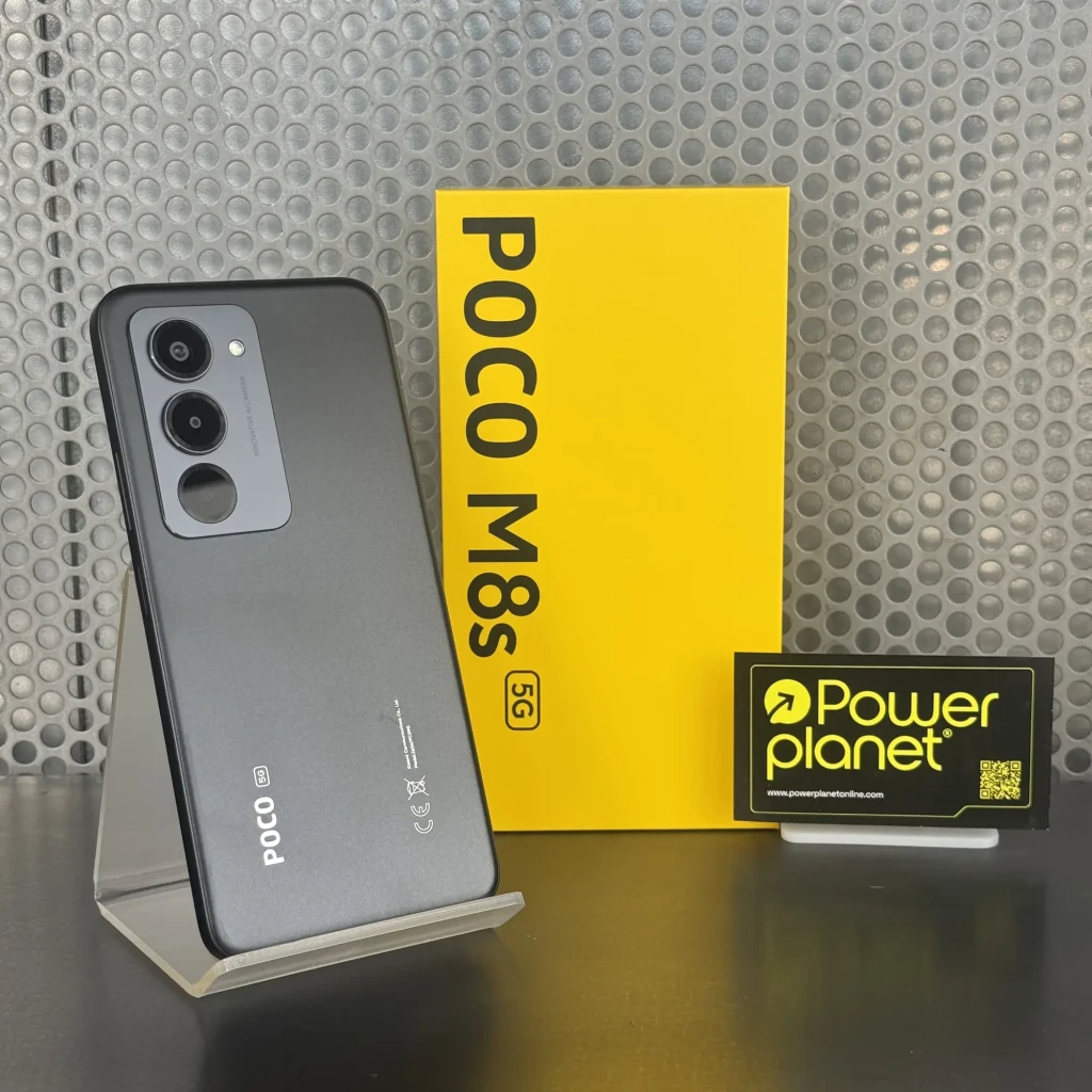Xiaomi Poco M8s 5G 128 GB negro con triple cámara trasera, módulo dual grande, acabado mate, logo POCO visible y caja amarilla POCO M8s destacada