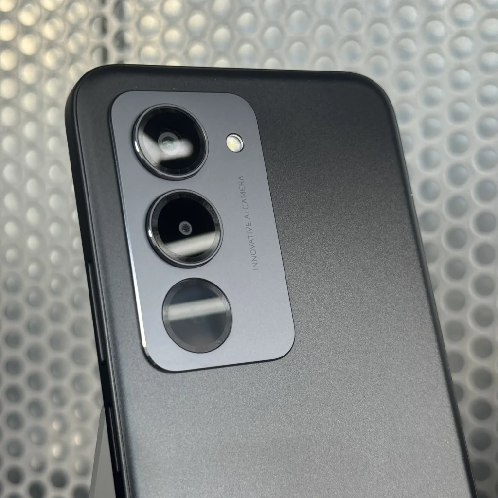 Módulo de cámaras traseras del Xiaomi Poco M8s 5G negro: triple lente vertical con flash LED en placa metálica, acabado mate y bordes curvos elegante
