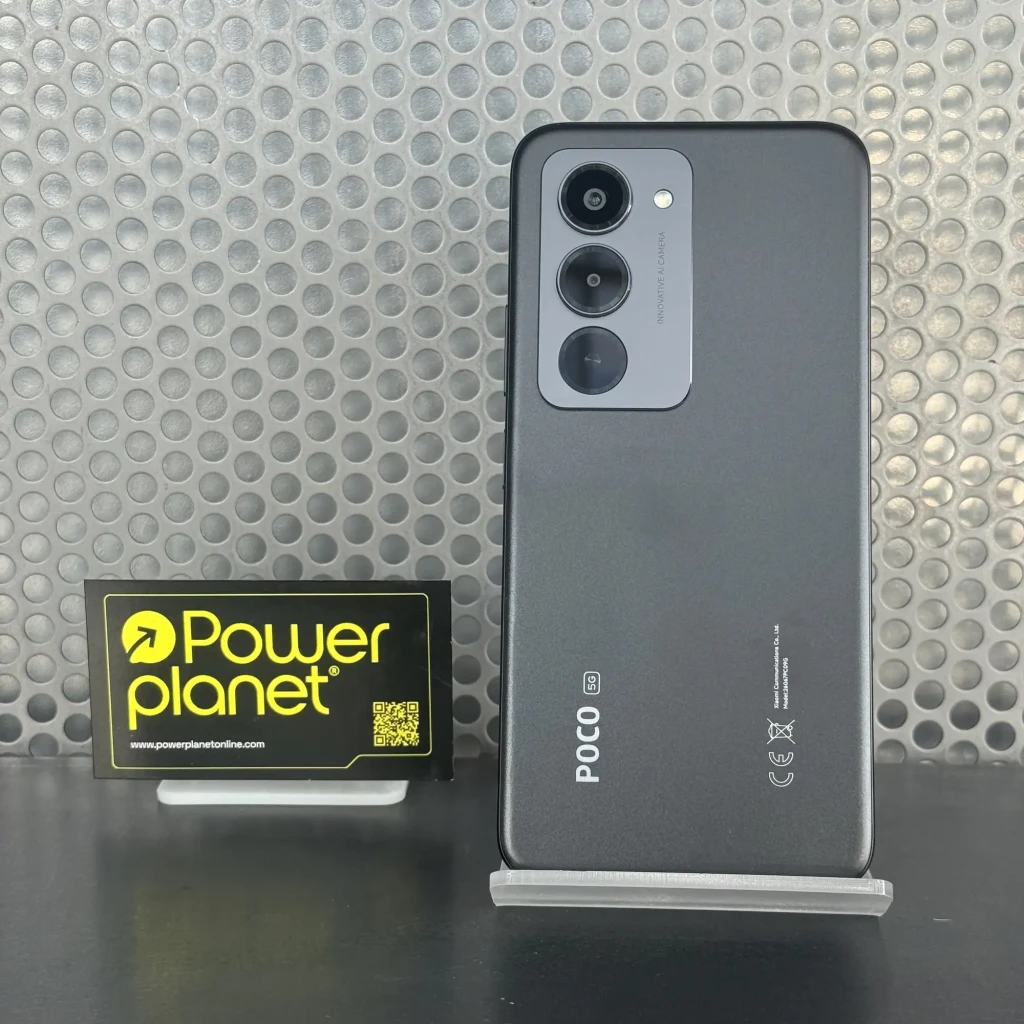 Xiaomi Poco M8s 5G negro con triple cámara trasera y módulo vertical, acabado mate, logo POCO y conectividad 5G; soporte de exhibición incluido
