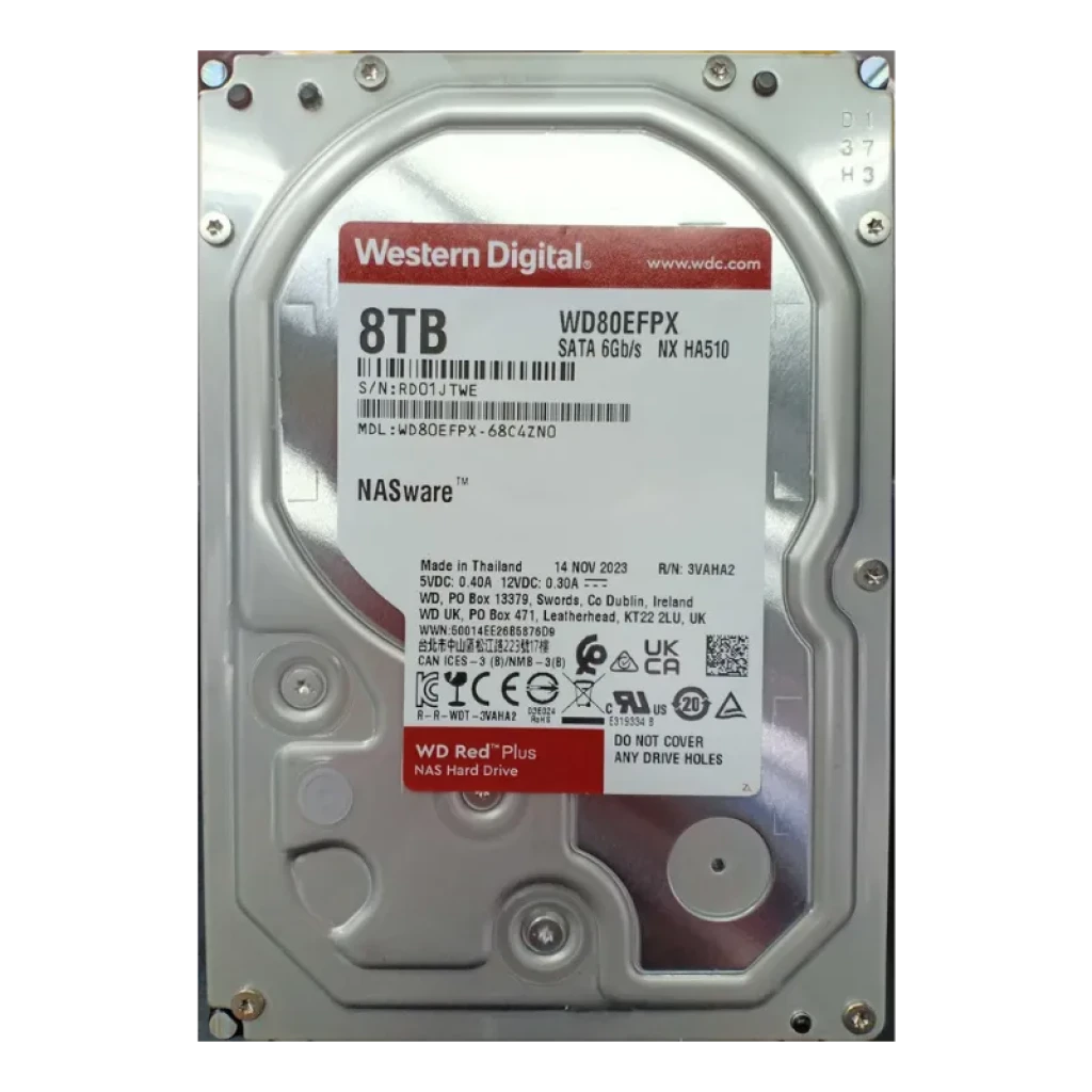 Western Digital Red Plus WD80EFPX disque dur 3,5 pouces 8 To, façade métallique argent, étiquette rouge et blanche, connecteur SATA 6 Gbit s, vis apparentes