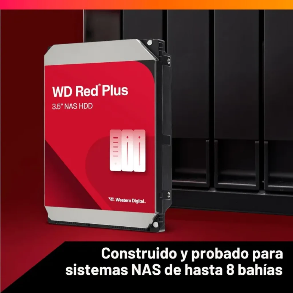 Disque dur WD Red Plus 3,5 pouces pour NAS, étiquette rouge WD, boîtier noir, interface SATA, montré à côté dun châssis NAS multi-baies