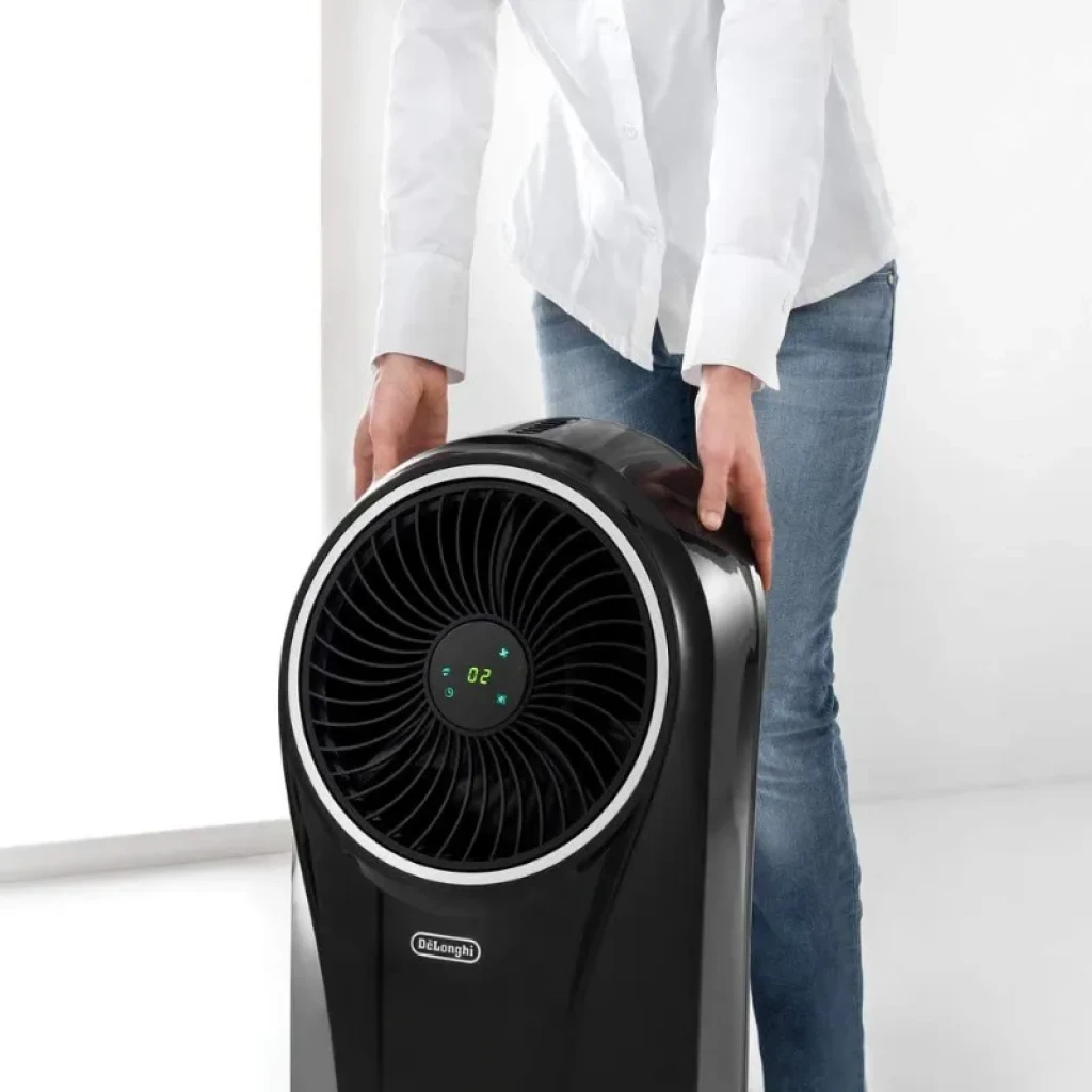 De'Longhi EV250 Negro, climatizador evaporativo portátil con gran ventilador frontal, pantalla LED circular y diseño moderno en negro con bordes curvos