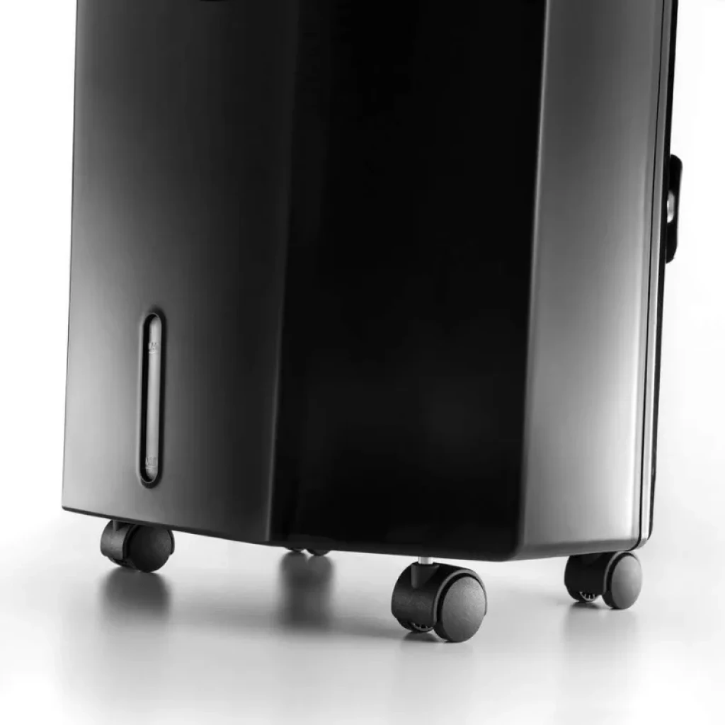 Base del De'Longhi EV250 Negro con depósito visible y cuatro ruedas giratorias para fácil movilidad y estabilidad en superficies lisas