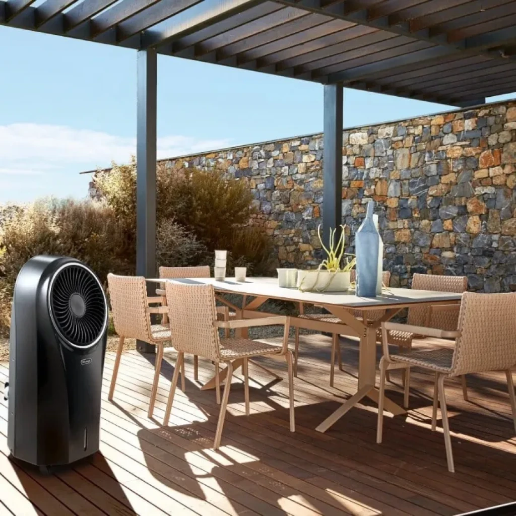 De'Longhi EV250 Negro climatizador evaporativo portátil con acabado negro, panel frontal curvo y gran ventilador circular, ideal para espacios exteriores