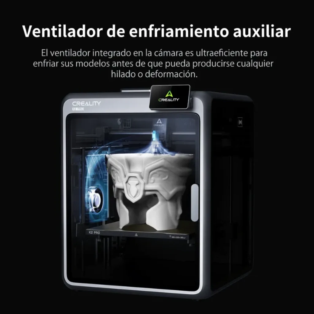 Creality K2 Pro con ventilador de enfriamiento auxiliar en la cámara y pantalla superior, imprimiendo un busto blanco detallado