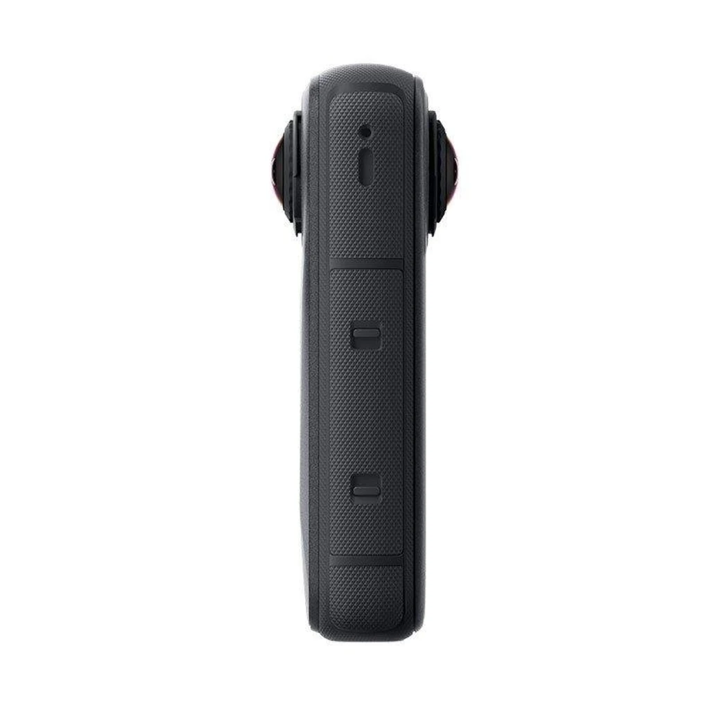 Vista lateral de la Insta360 X4 Air Standard Bundle con cuerpo negro texturizado, dos botones alineados, ranuras visibles y lentes 360 abultadas a ambos lados