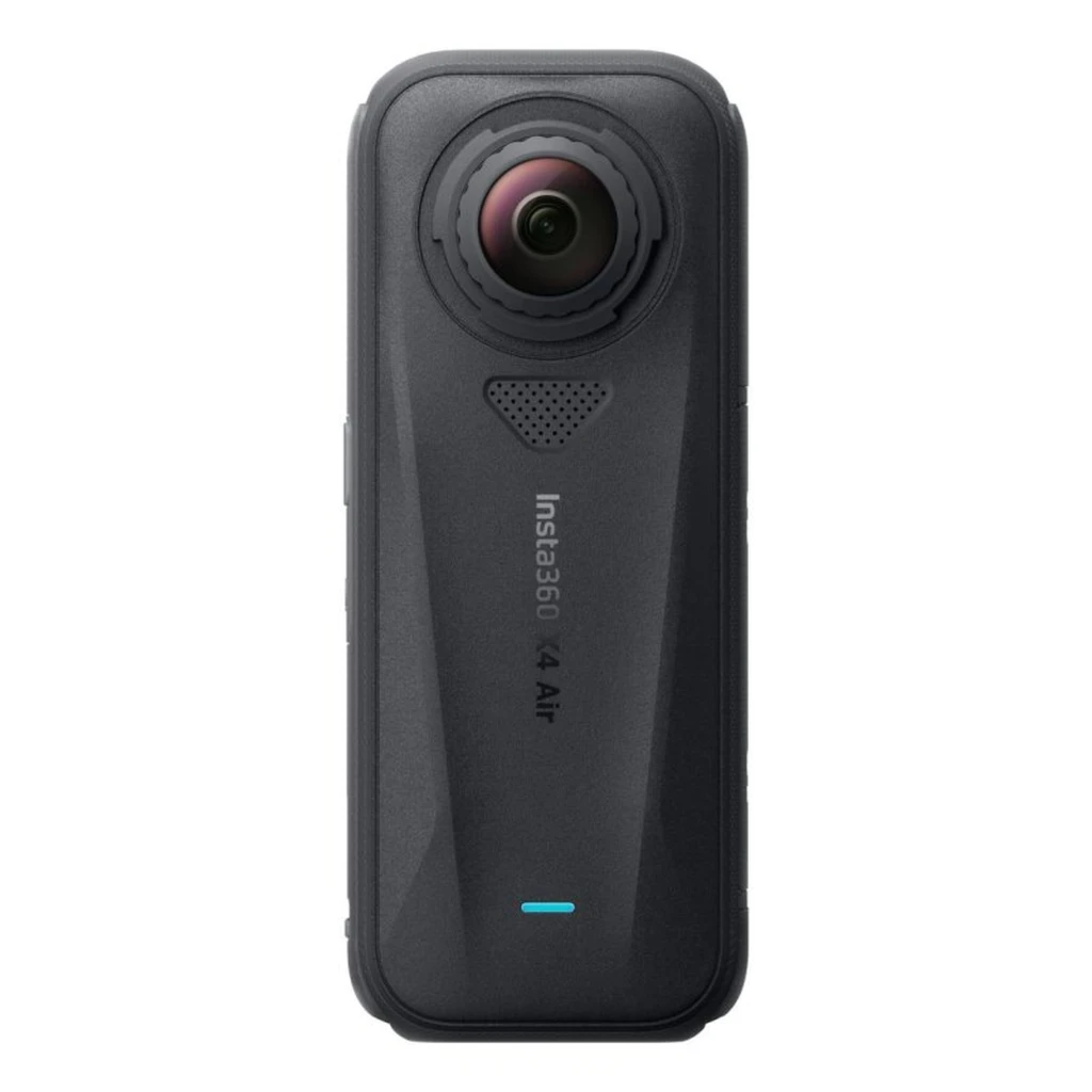 Cámara Insta360 X4 Air negra con doble lente 360°, cuerpo compacto y luz LED frontal. Diseño resistente, micrófono frontal y acabado mate antideslizante.