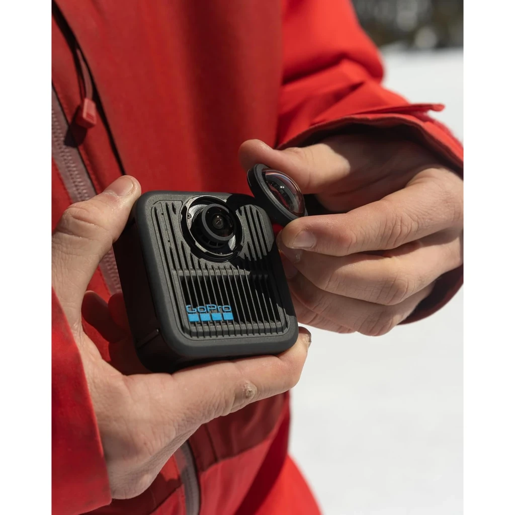 Cámara GoPro MAX2 8K 360° compacta y robusta, cuerpo negro con ranuras frontales, lente intercambiable desmontada y logo GoPro azul en primer plano