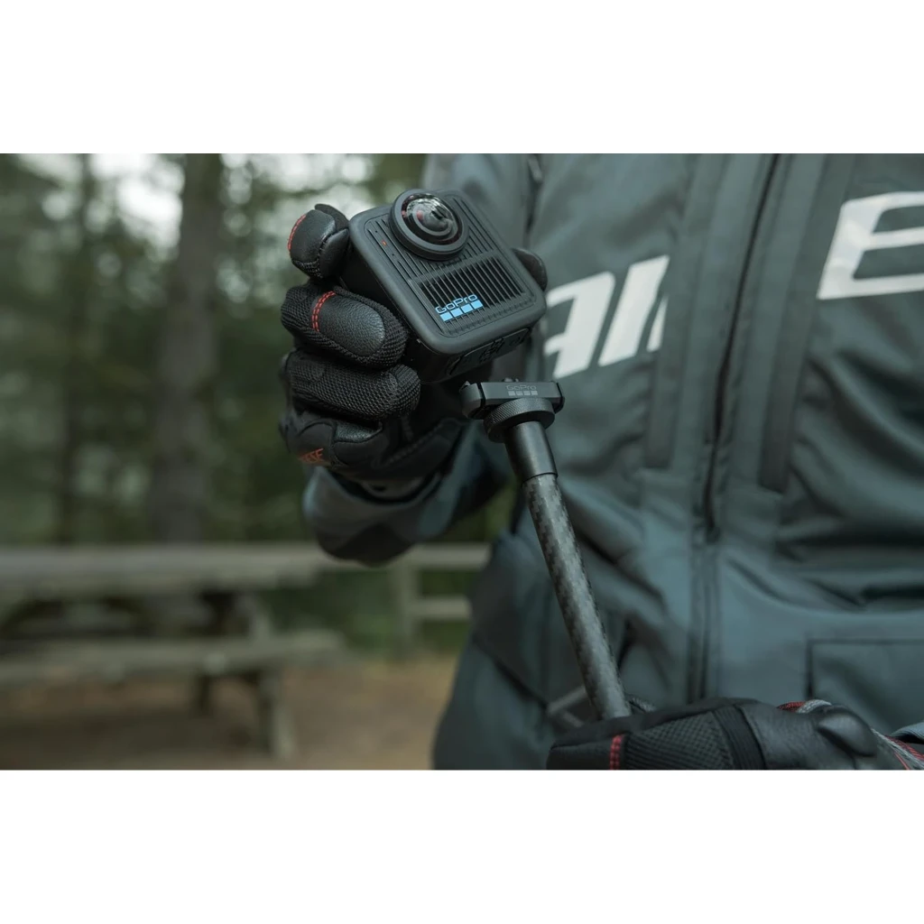 Cámara GoPro MAX2 8K 360° con lente prominente, cuerpo robusto negro, pantalla frontal y montada en varilla de fibra de carbono; sumergible 5 m HyperSmooth