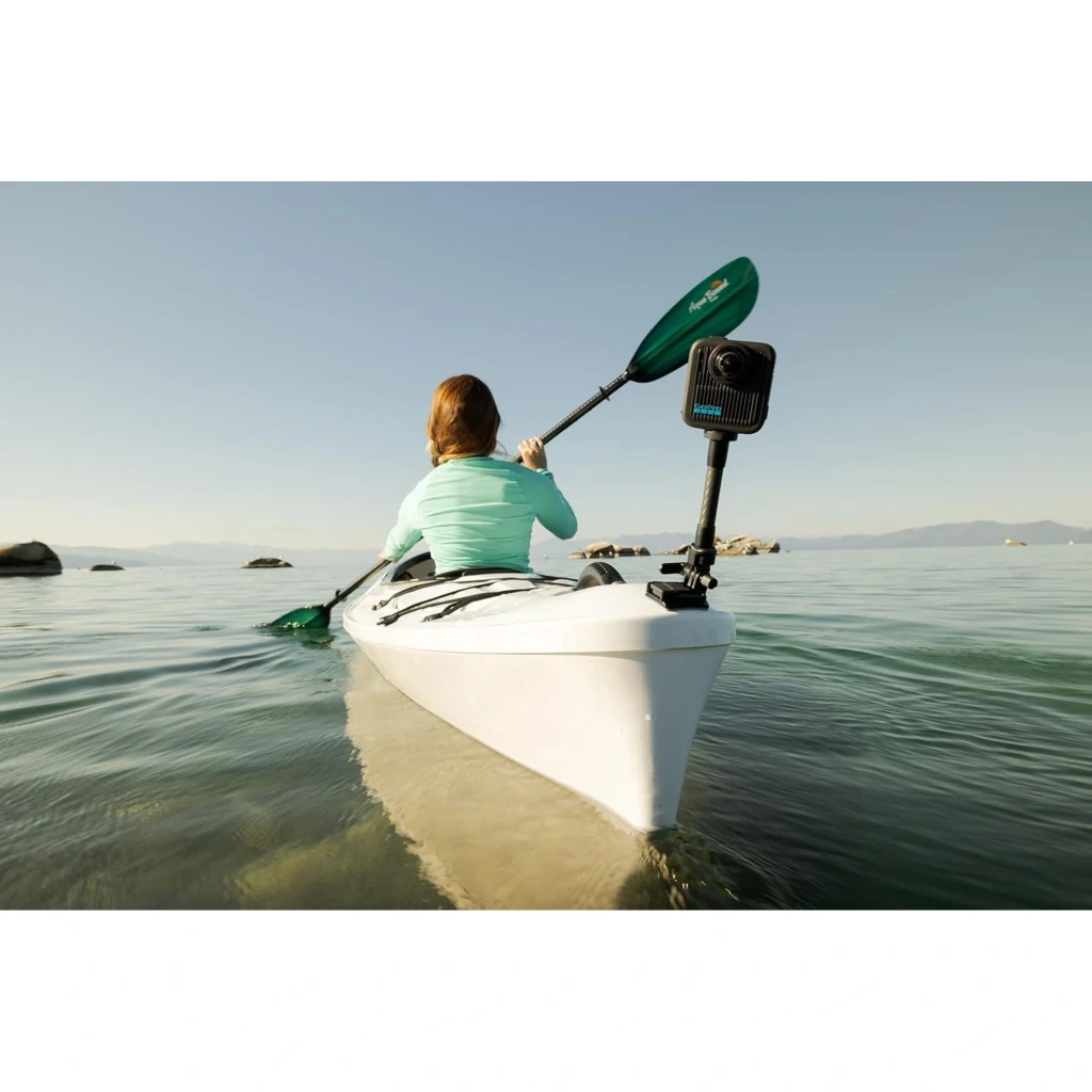Cámara GoPro MAX2 8K 360° montada en kayak, grabación envolvente 29 MP, estabilización HyperSmooth, sumergible 5 m, carcasa negra compacta