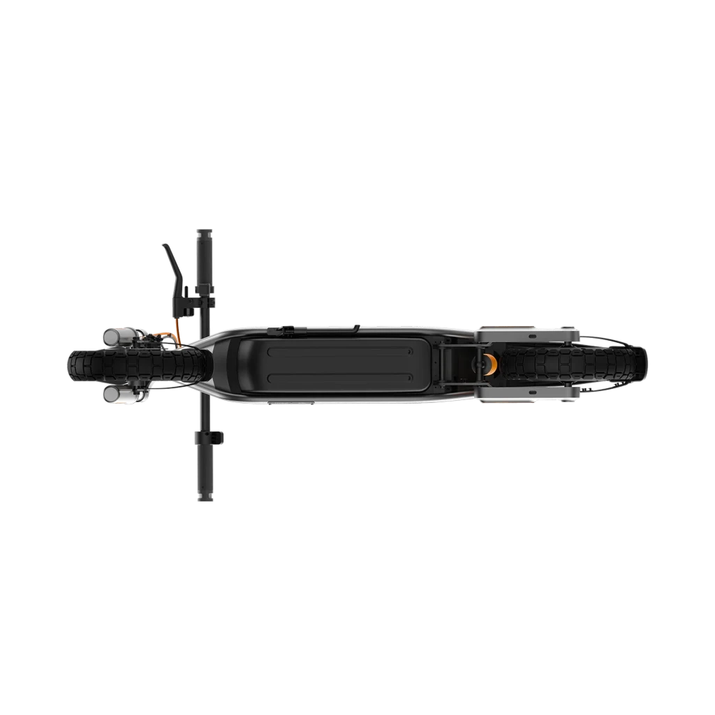 Vista superior del Xiaomi Electric Scooter 6 Pro: chasis robusto, cubierta amplia, ruedas de 12 pulgadas con dibujo profundo, freno trasero visible y
