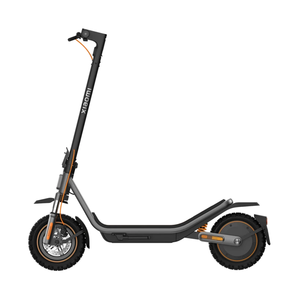 Xiaomi Electric Scooter 6 Pro: patinete negro con detalles naranjas, marco robusto, ruedas 12 pulgadas con dibujo profundo y freno de disco delantero