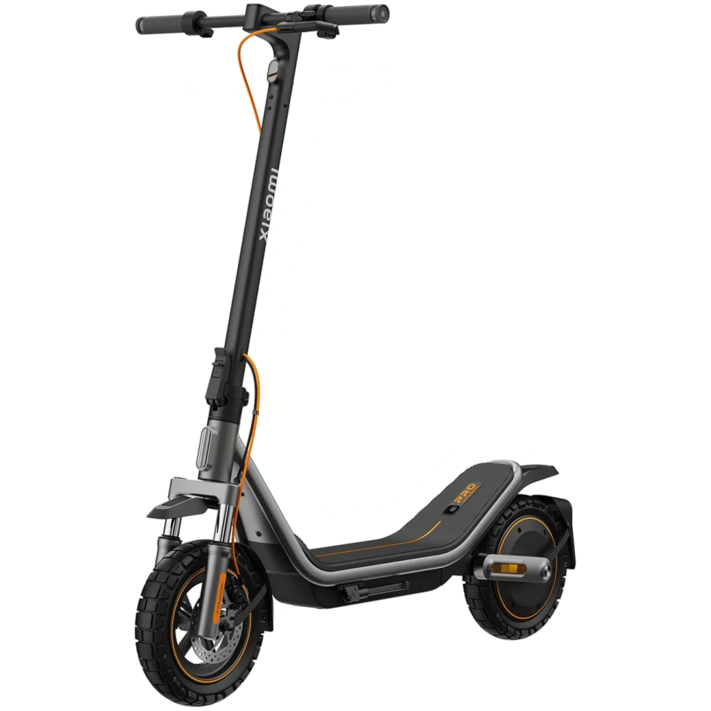 Patinete Xiaomi Electric Scooter 6 Pro, chasis gris con detalles naranjas, ruedas todoterreno 12 pulgadas, manillar recto, guardabarros trasero y faro frontal